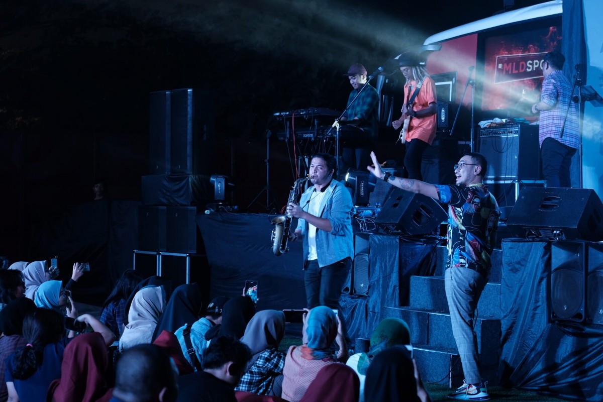 Quincy Jordan, vokalis Lalahuta, turun panggung dan membaur bersama penonton